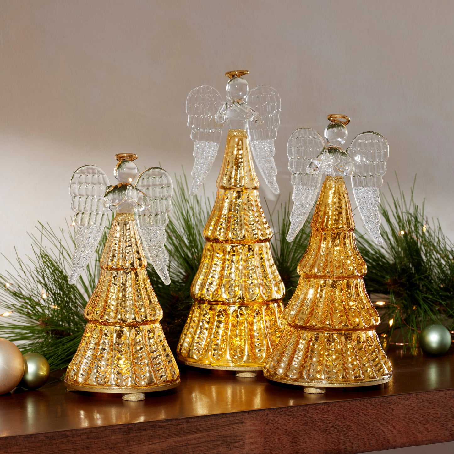 Ensemble de 3 figurines d'anges illuminées par une lumière radieuse