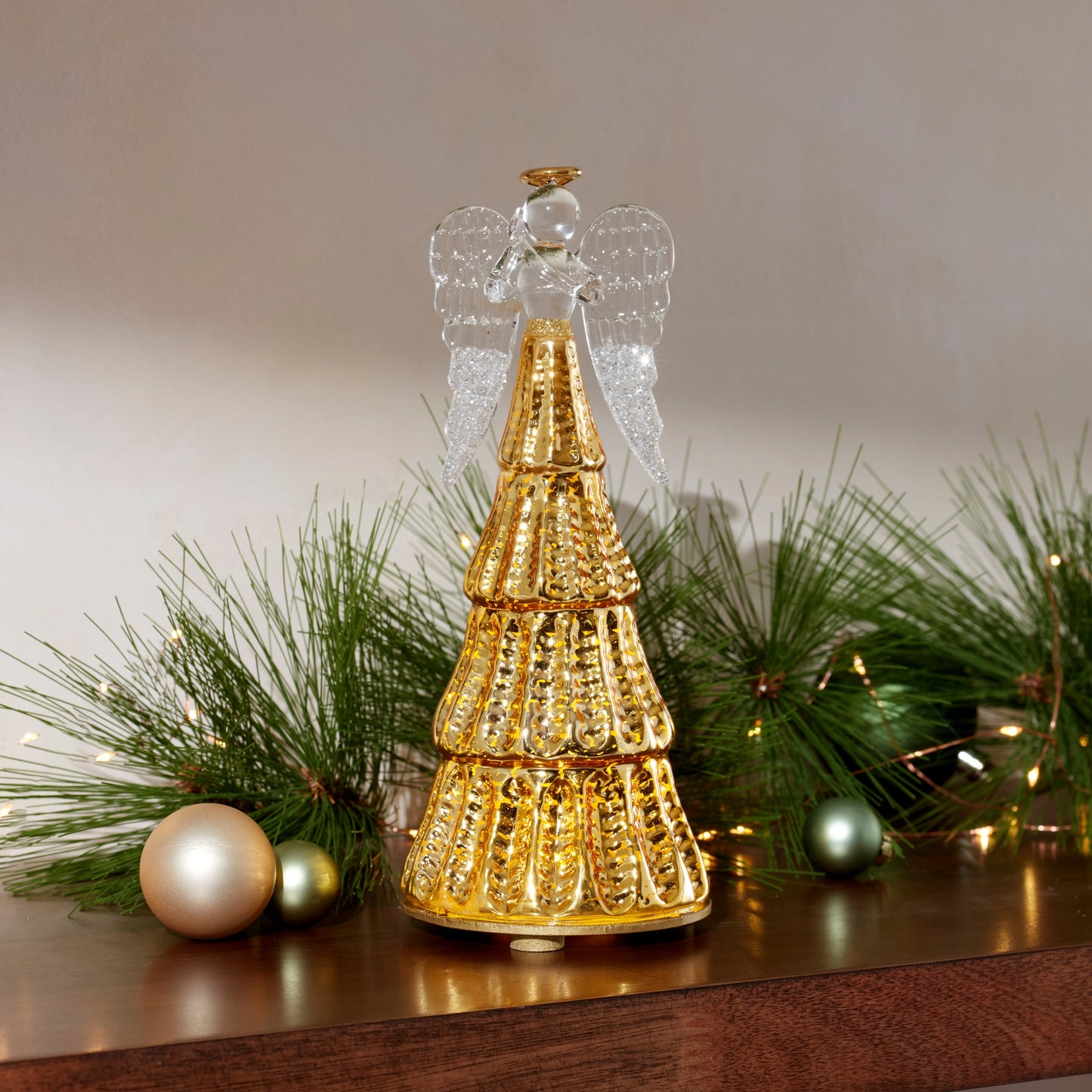 Figurine d'ange illuminée par une lumière rayonnante