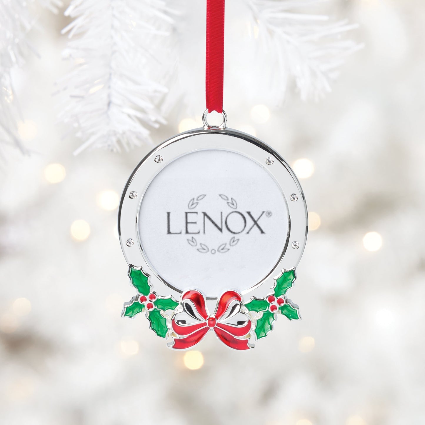 Ornement en métal argenté avec cadre en houx