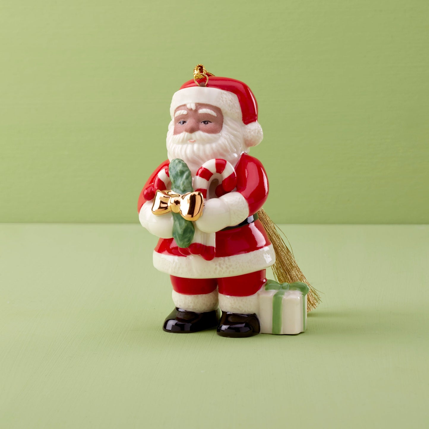 Père Noël afro-américain avec décoration de cornichons