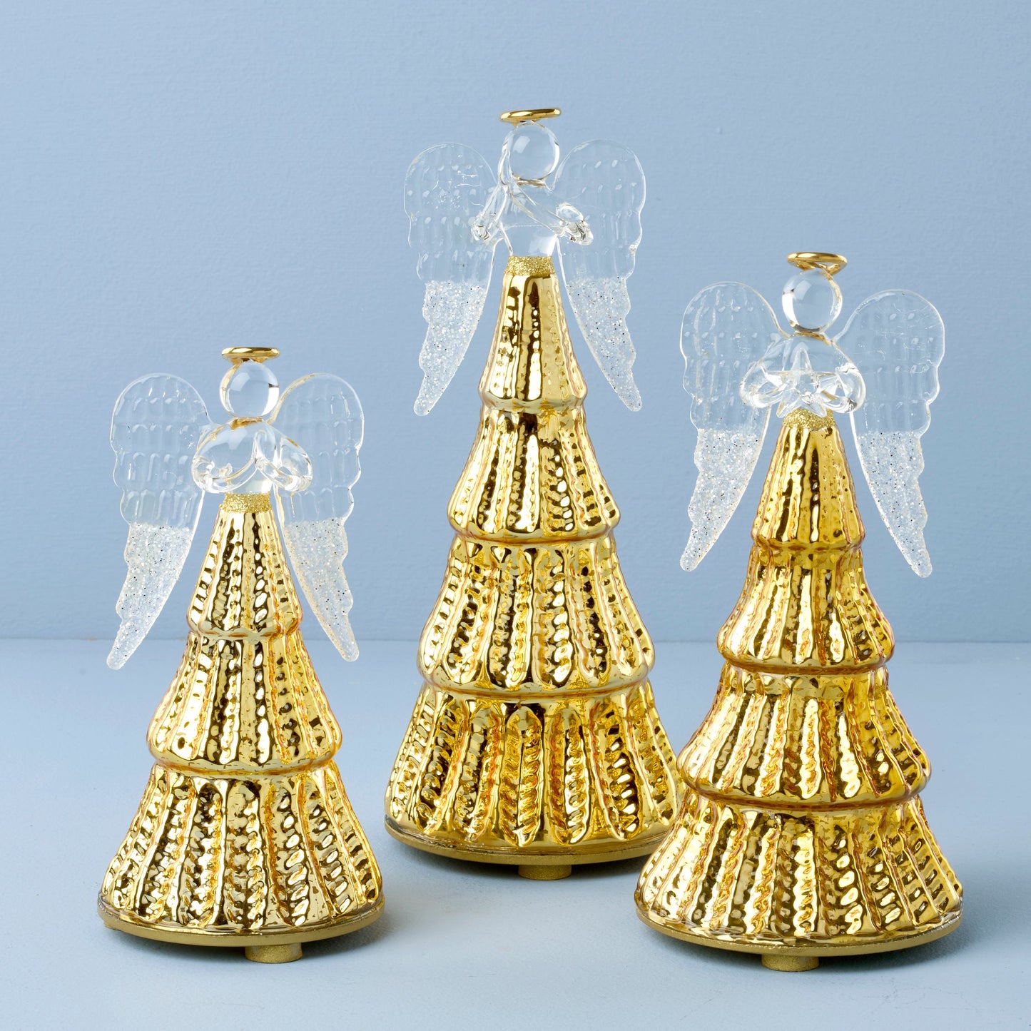 Ensemble de 3 figurines d'anges illuminées par une lumière radieuse