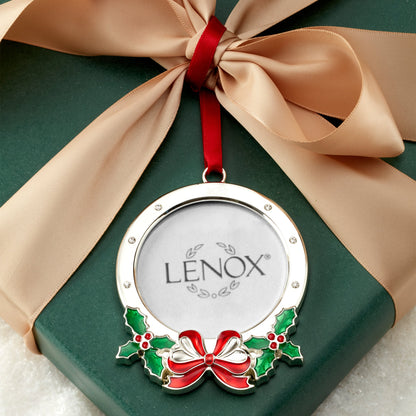 Ornement en métal argenté avec cadre en houx