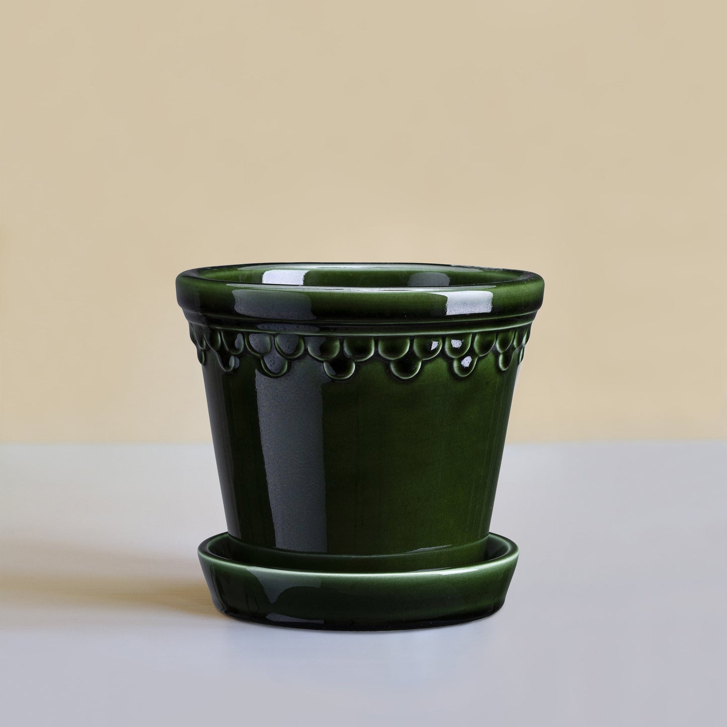 Pot vert émeraude émaillé Kobenhavner de 16 cm avec soucoupe